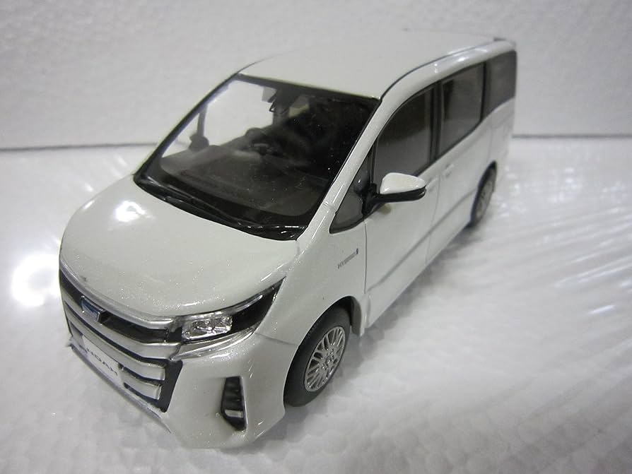 Amazon | トヨタ 1/30 オフィシャルミニカー 新型 ノア NOAH カラー
