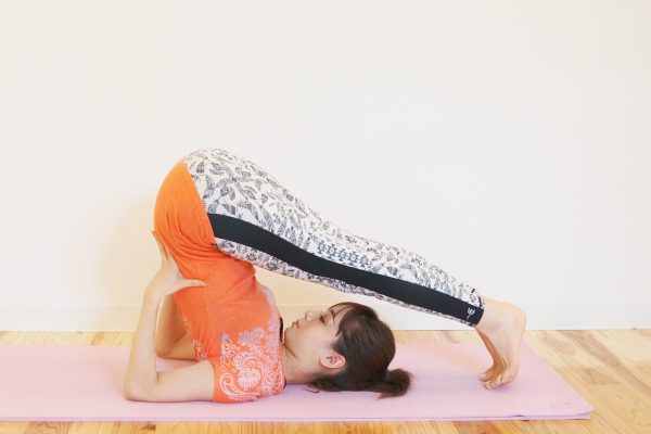 鋤のポーズ（ハーラーサナ） | ヨガポーズ一覧 資格のマナビバ