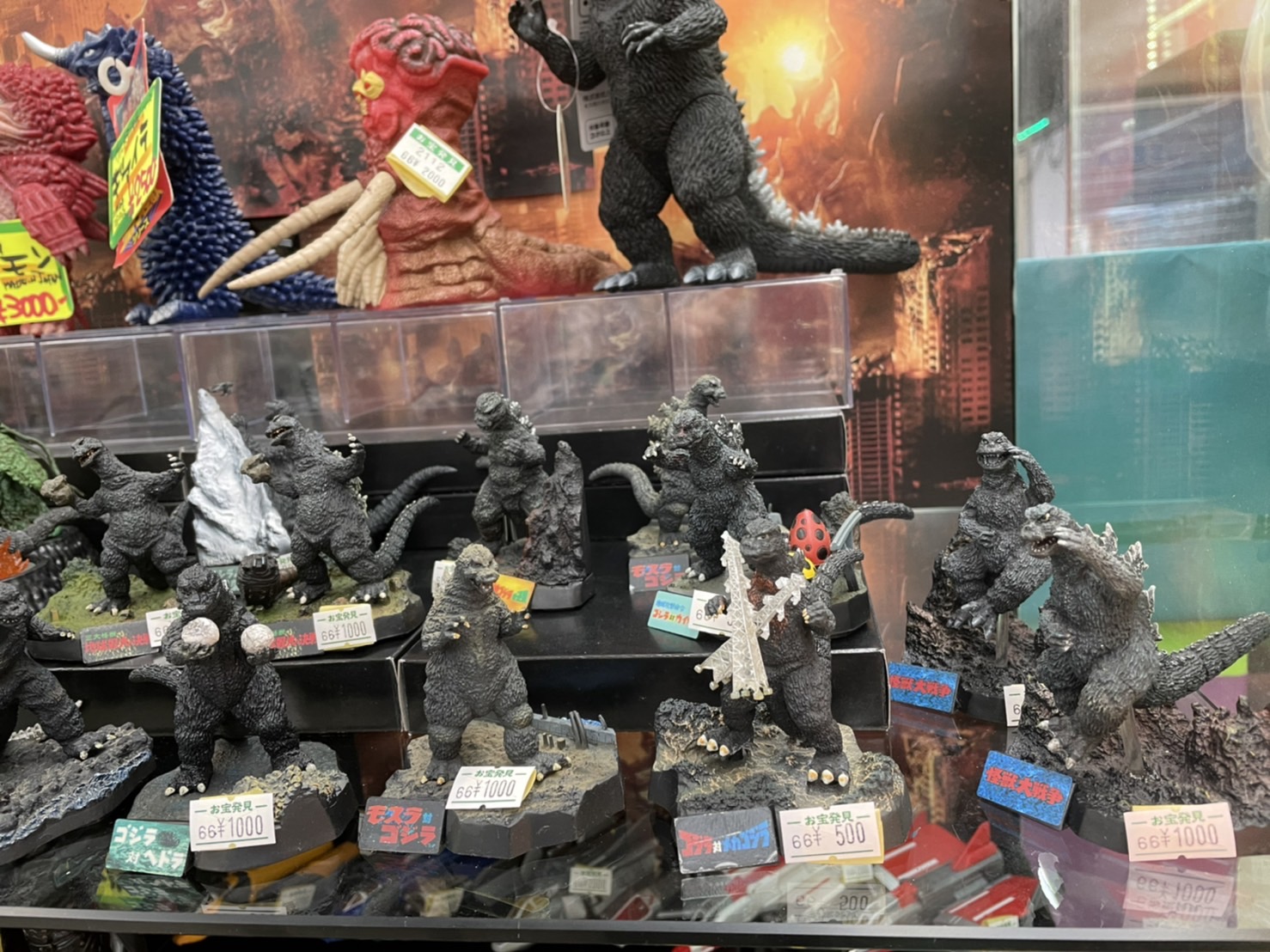 □おもちゃコーナーに【ゴジラやウルトラ怪獣】等々 ちょっと増えまし