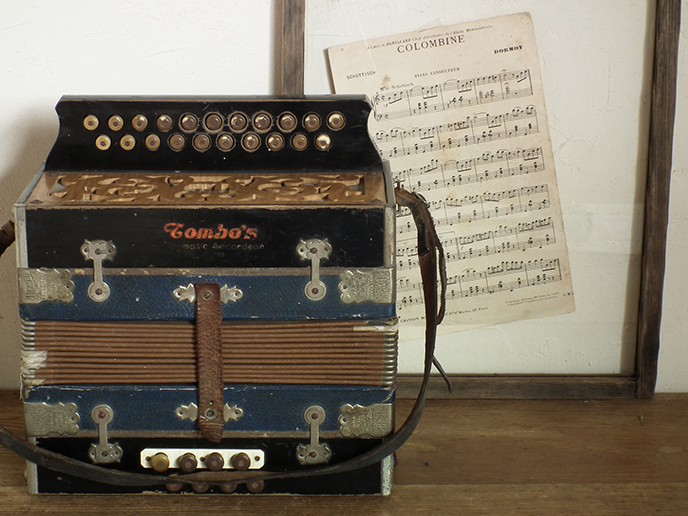 A00181 TOMBO アンティーク 古い小型アコーディオン | MANSIKKA