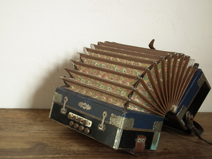 A00181 TOMBO アンティーク 古い小型アコーディオン | MANSIKKA