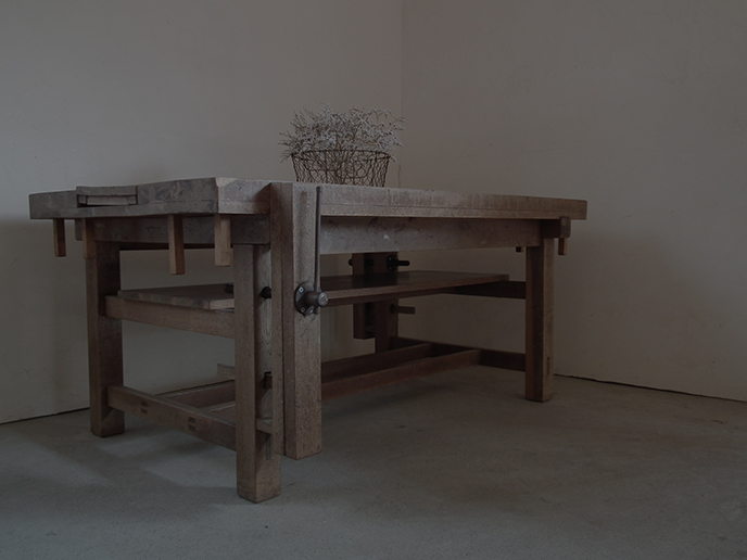 C03139 アンティーク 図工室の万力付き作業台 木工用工作台 テーブル