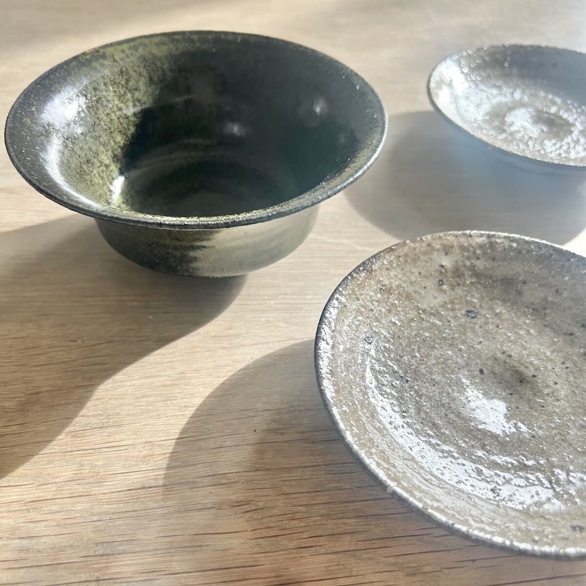 口あたりを想像して、マグを選ぶ。余宮隆さんの一品。｜おしゃべりな