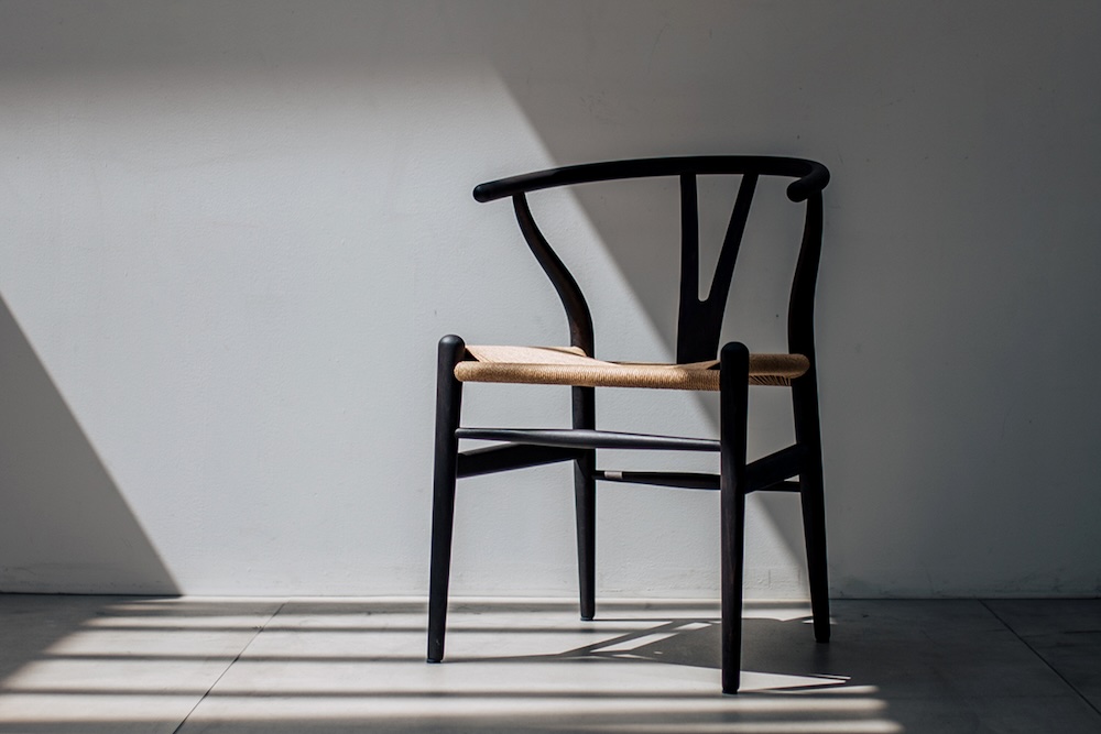 奄美の泥染めによるYチェア特別モデル〈CH24 DORO-ZOME SUMI〉をACTUS