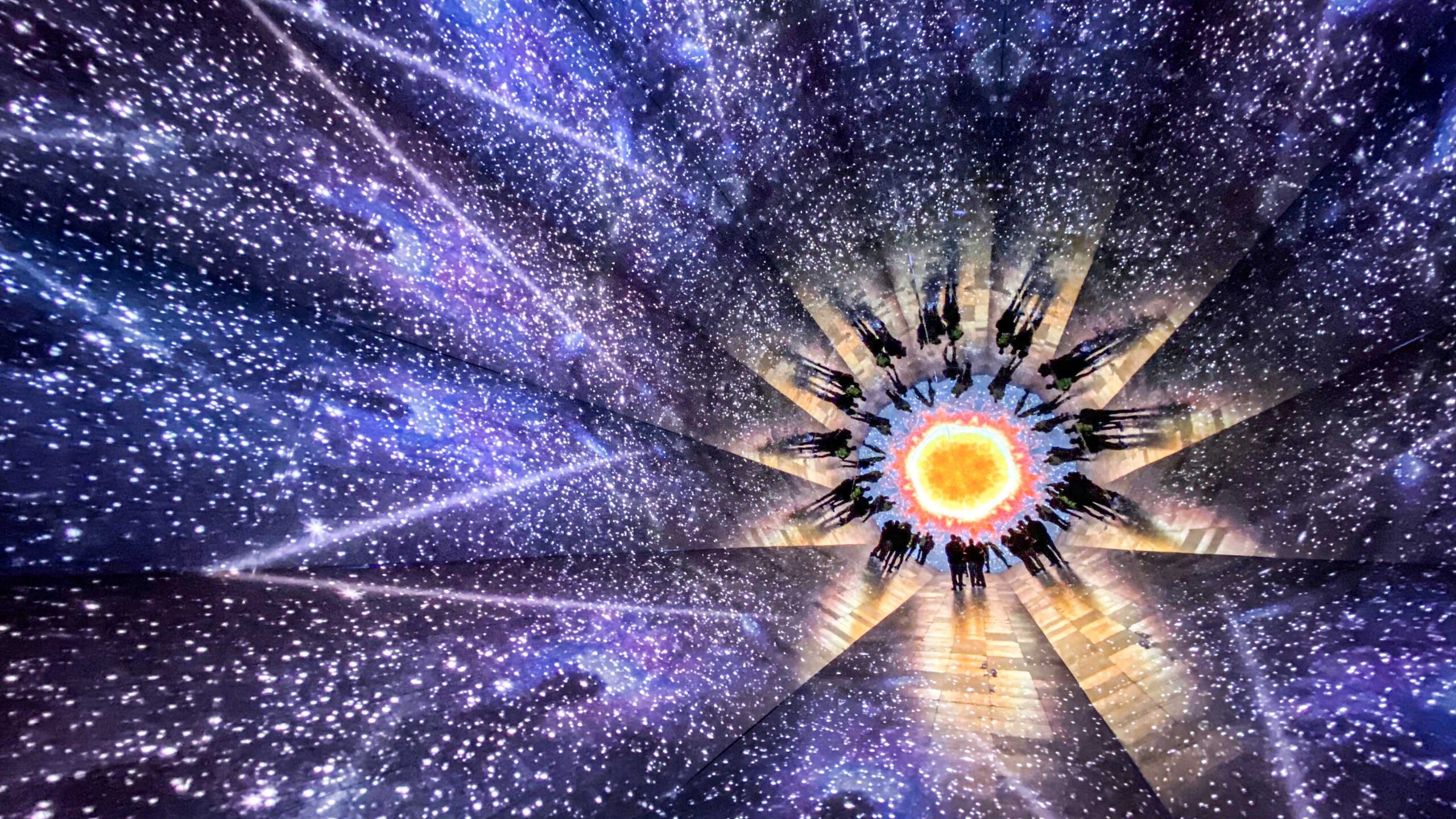 世界最大の”入れる”万華鏡!?シームレスな鏡の空間が体験を拡張する