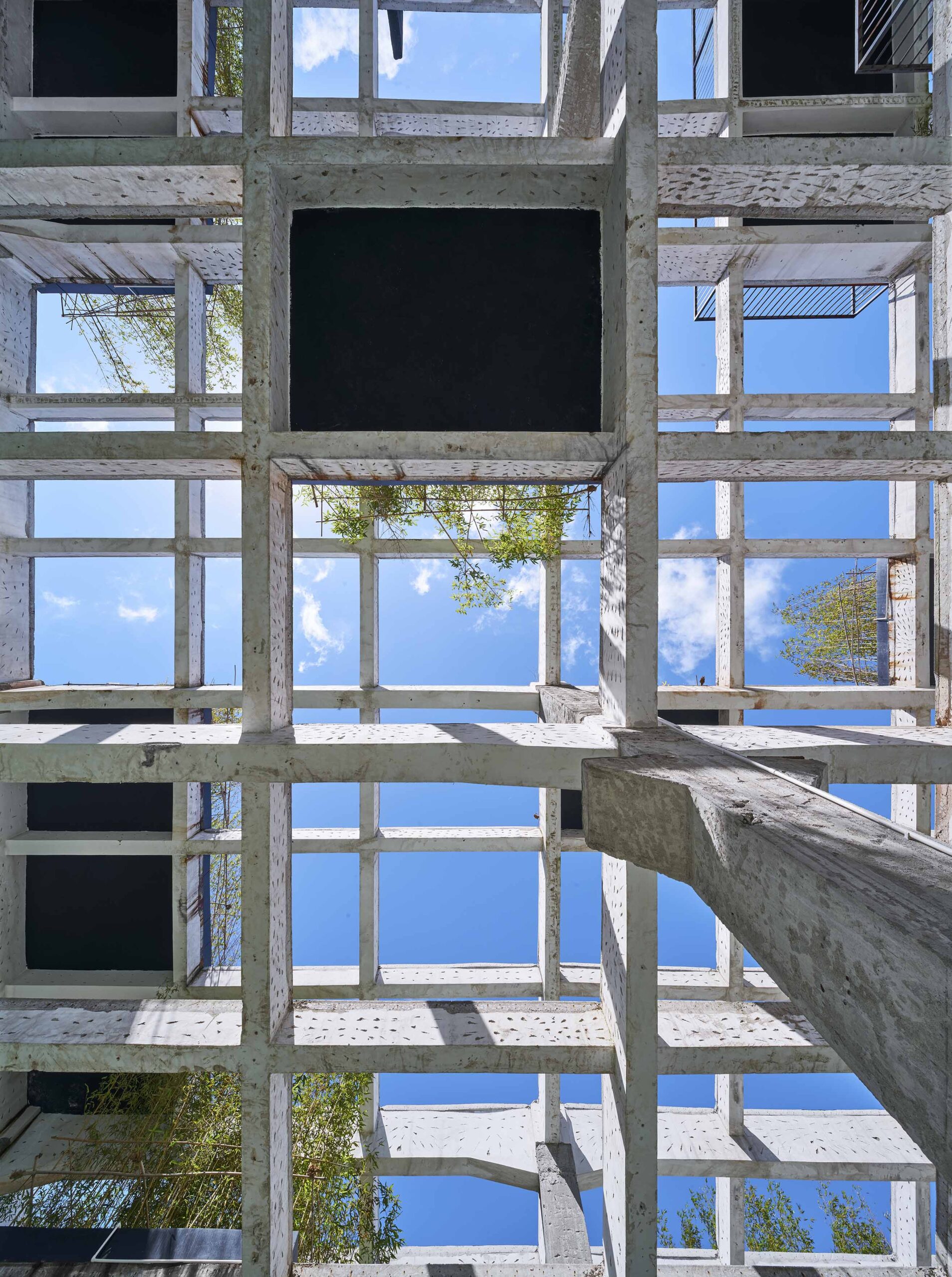 廃墟をめぐる立体的な庭園!?ARシティオフィスが設計した荒廃した都市型