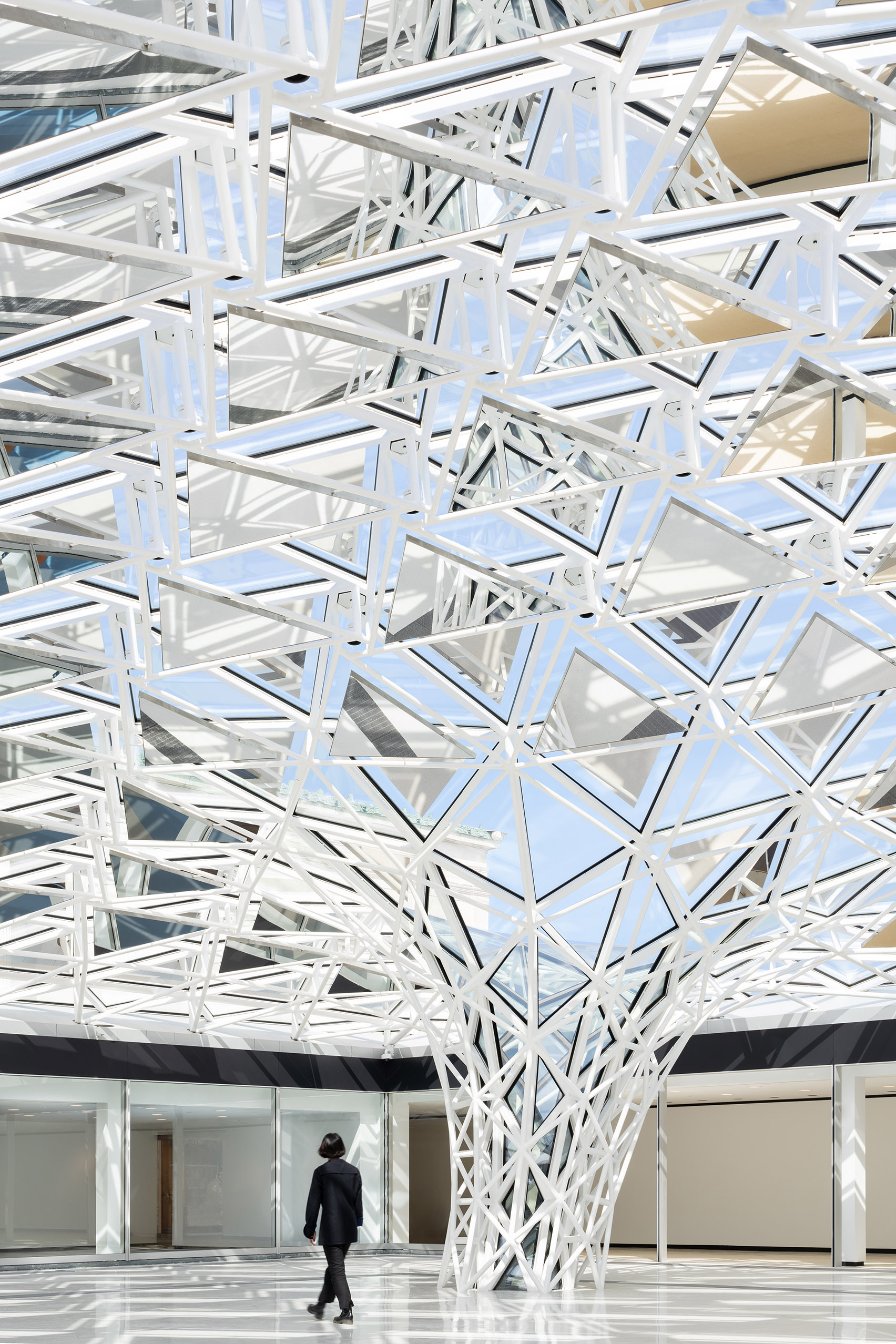 周囲の風景を取り込む万華鏡のようなキャノピー | モダニズム建築の