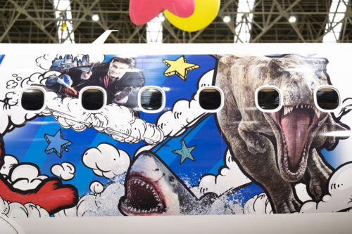 USJキャラクターが飛行機に 特別塗装機「JAL×ユニバーサル・スタジオ
