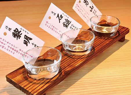 触れたくなる、華やかな色絵「蓮華～renge～」 │ ヒトサラマガジン