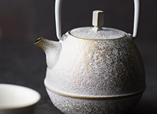 触れたくなる、華やかな色絵「蓮華～renge～」 │ ヒトサラマガジン