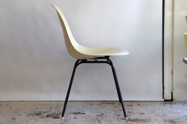 ハーマンミラー社製イームズ サイドシェルチェア(パーチメントFRP