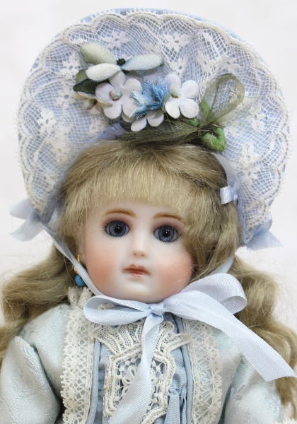 宮崎 佳代作／リプロダクション オールビスクのブルーのドレスの