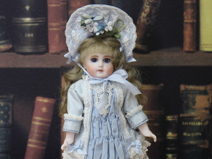 宮崎 佳代作／リプロダクション オールビスクのブルーのドレスの