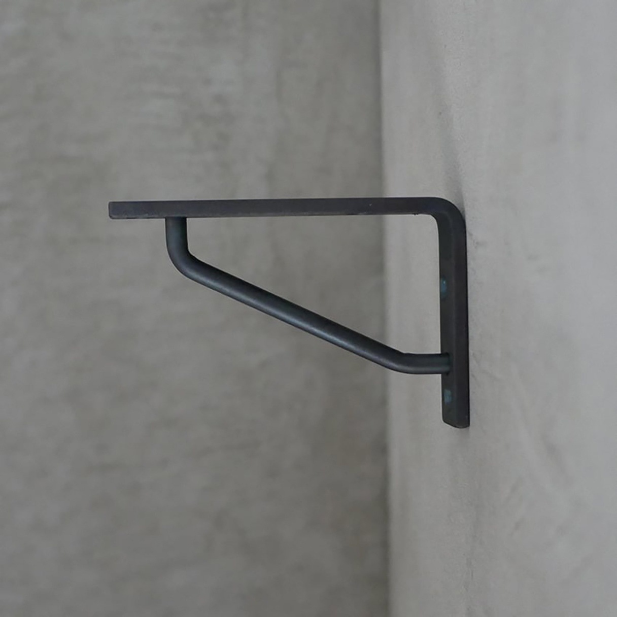 黒皮アイアン 棚受け 棚板D100｜巣まいと暮らしの店 トリノス