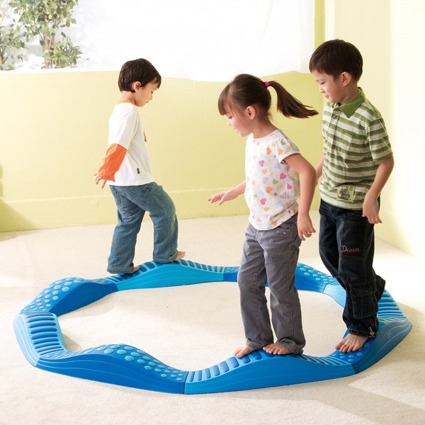 室内 鉄棒、体育体操マット、スケートボードセクション スケボーレール