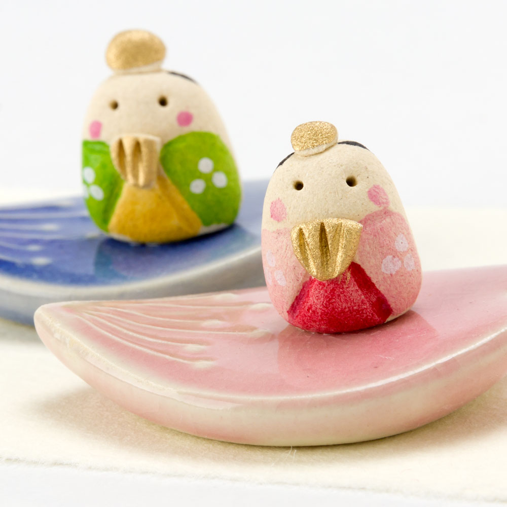 小豆工房 花びら豆雛 (HK828) 瀬戸焼 手軽に飾れるコンパクトなお雛