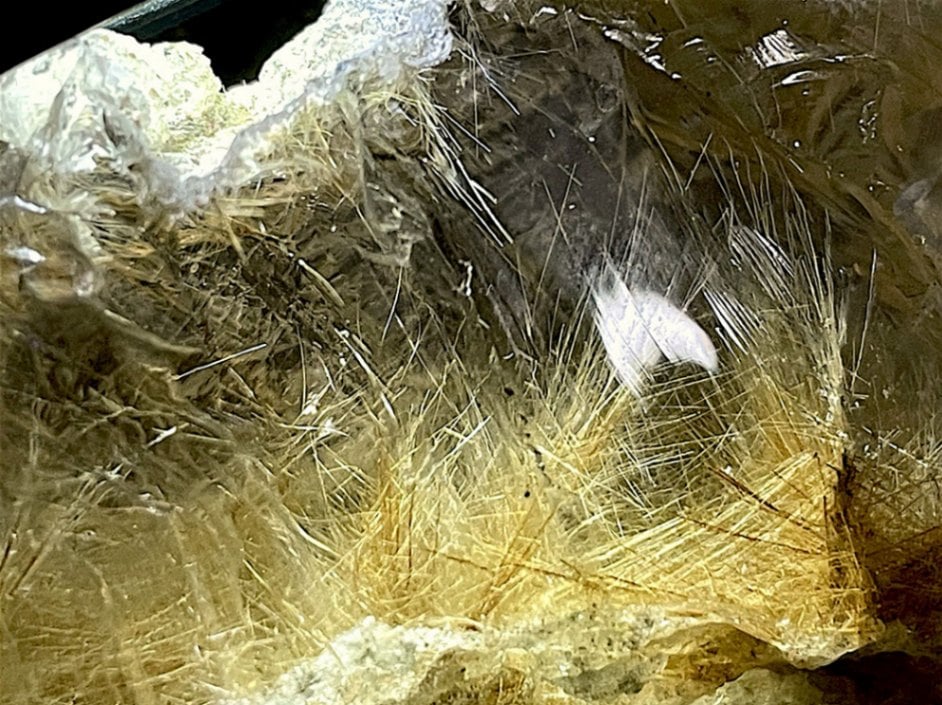 マニハール産ヒマラヤルチルクォーツ