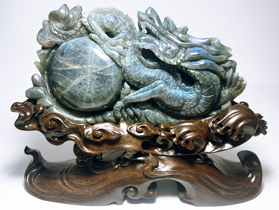 ラブラドライト 龍彫刻 (木製台座付き)