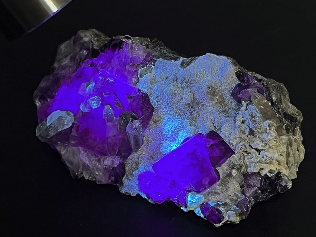 内モンゴル産フローライト(母岩付き)