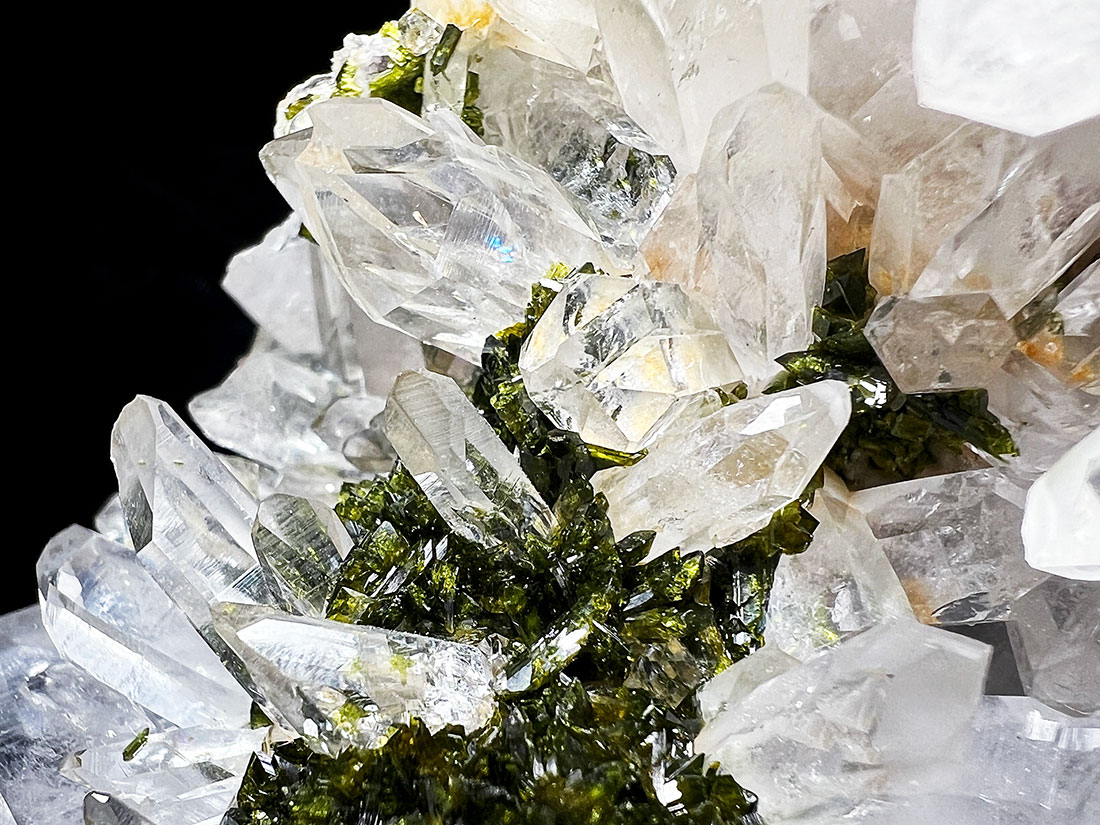 四川省産 エピドート(緑簾石)in水晶/Epidote in Quartz