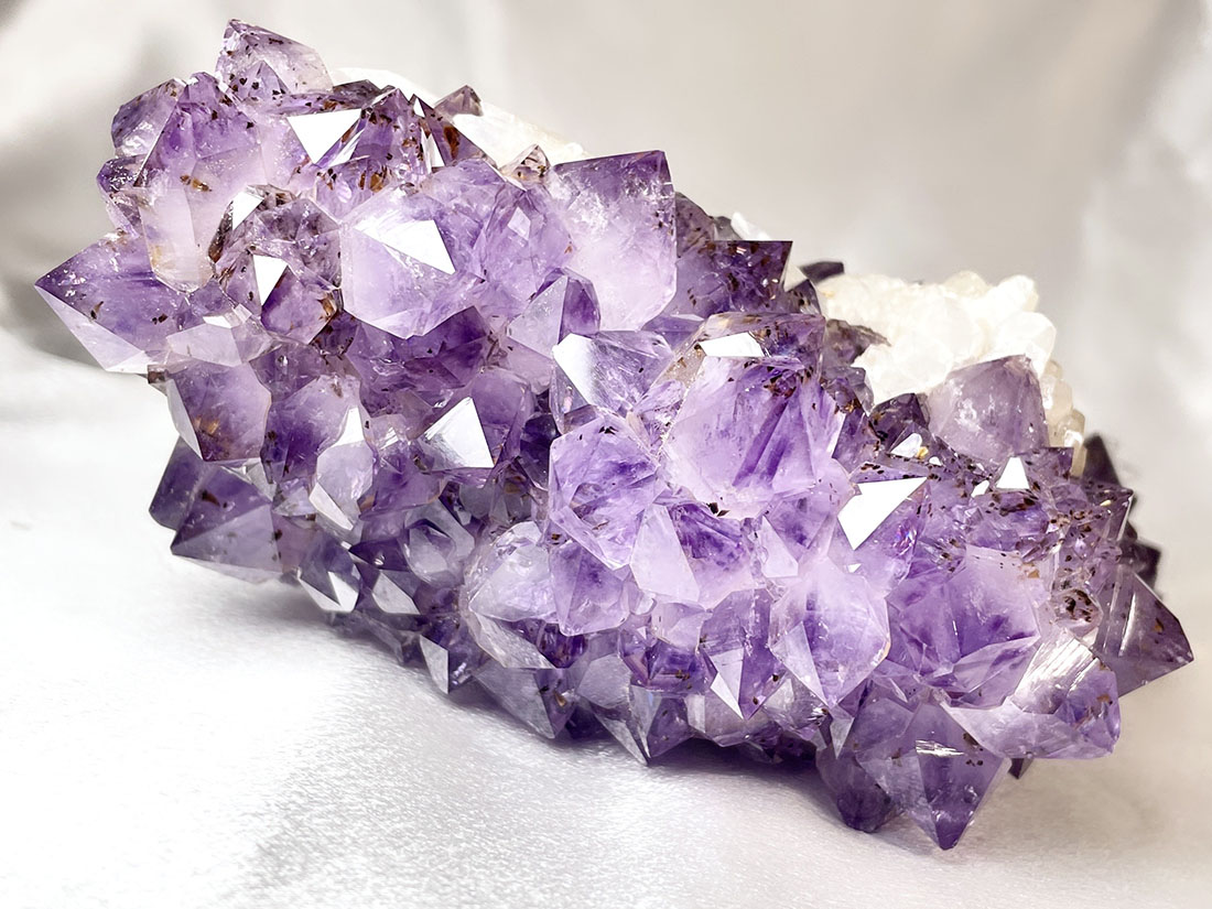 ブラジル産 ゲーサイト&カコクセナイトinアメジスト (カルサイト共生