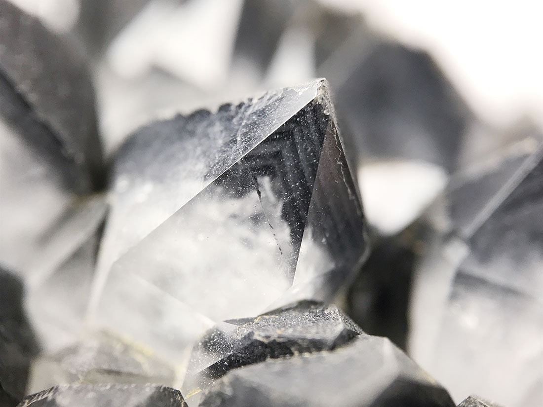 山東省産ブラックファントムクォーツクラスター/Black Phantom Quartz