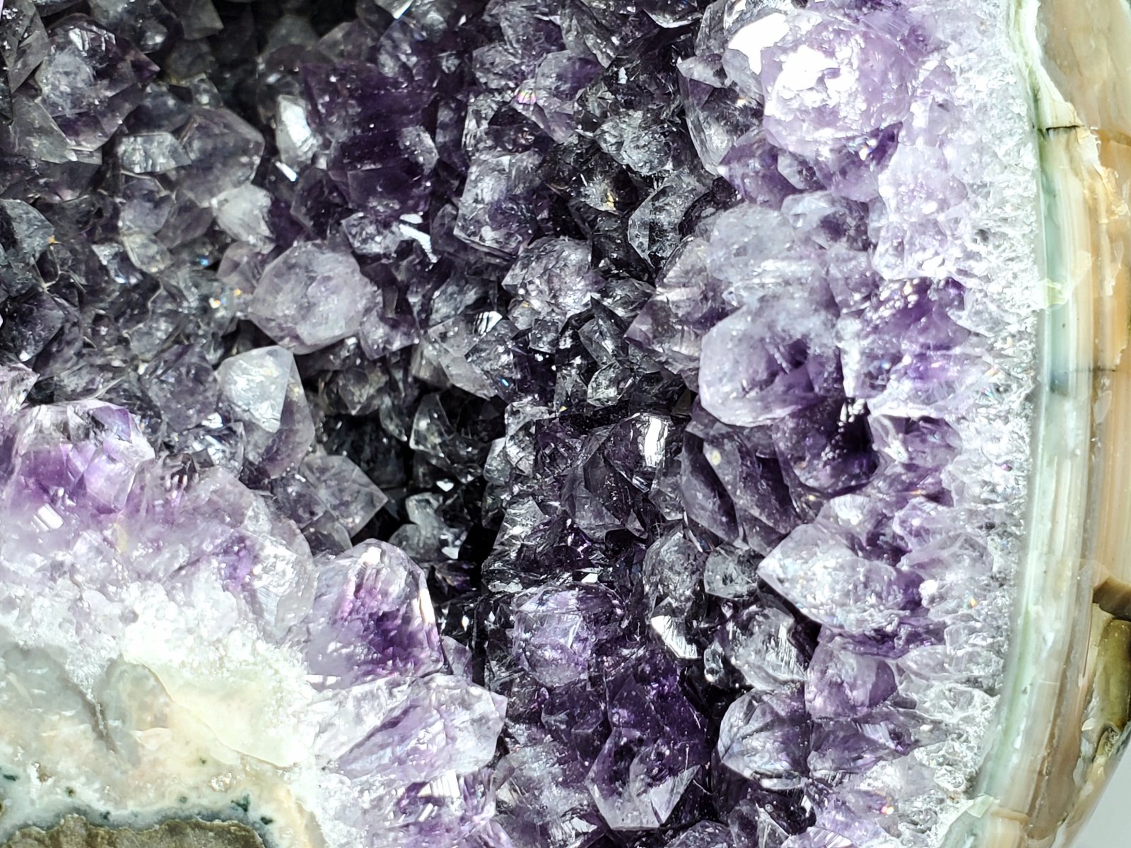 ウルグアイ産 アメジストジオード (カルサイト共生)