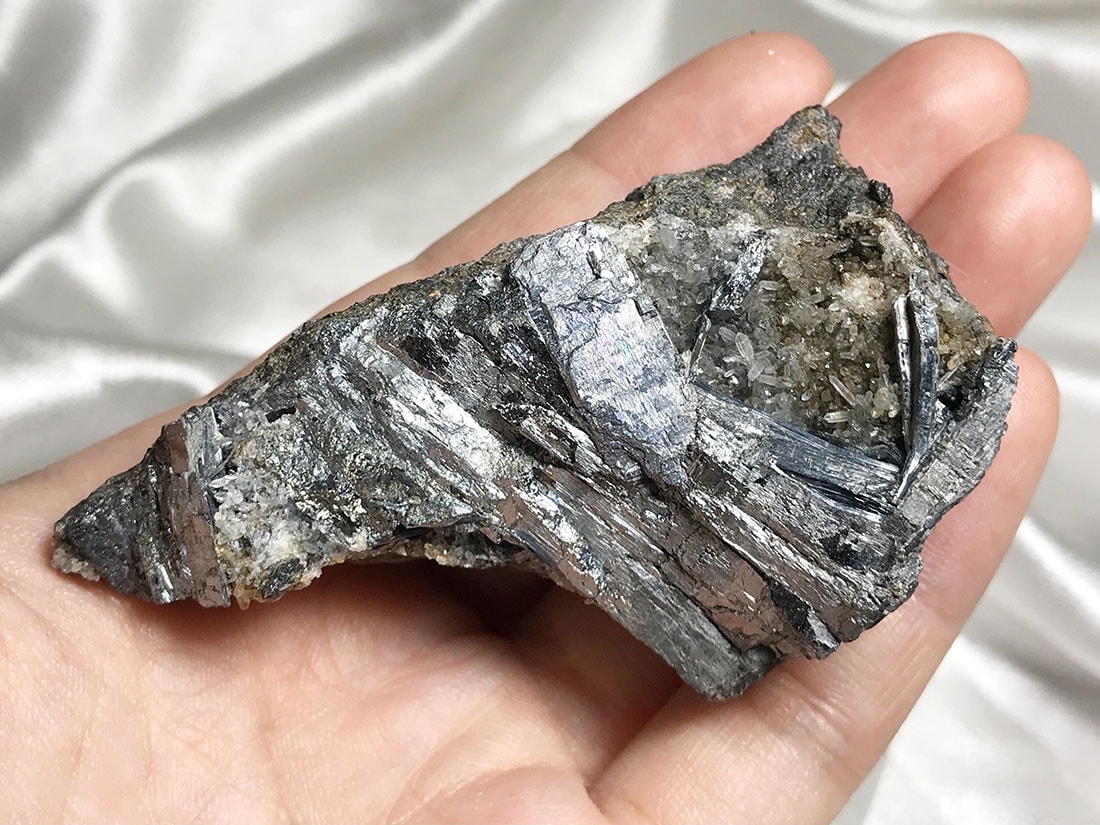 愛媛県市ノ川鉱山産 輝安鉱