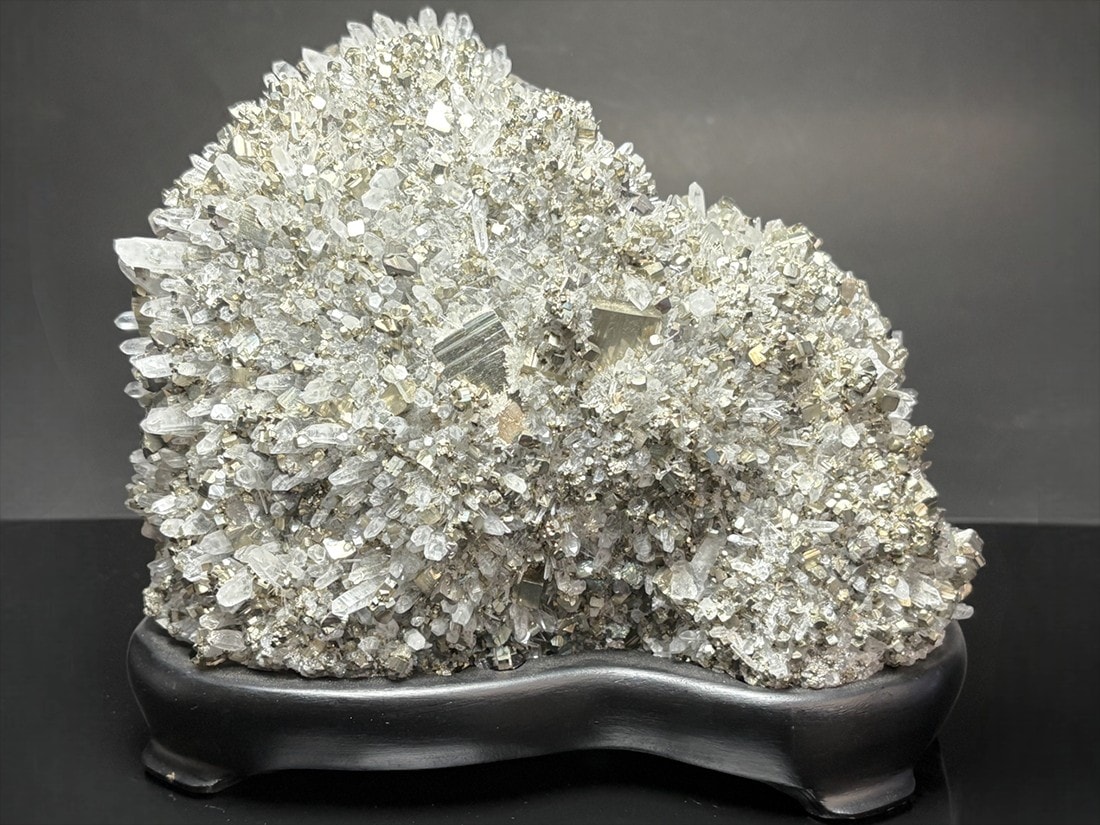 尾太鉱山産 黄鉄鉱 水晶 共生 / Pyrite with Quartz (木製台座付き)