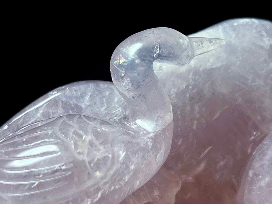 ローズクォーツ 鶴と龍亀（ロングイ）彫刻 (木製台座付き)