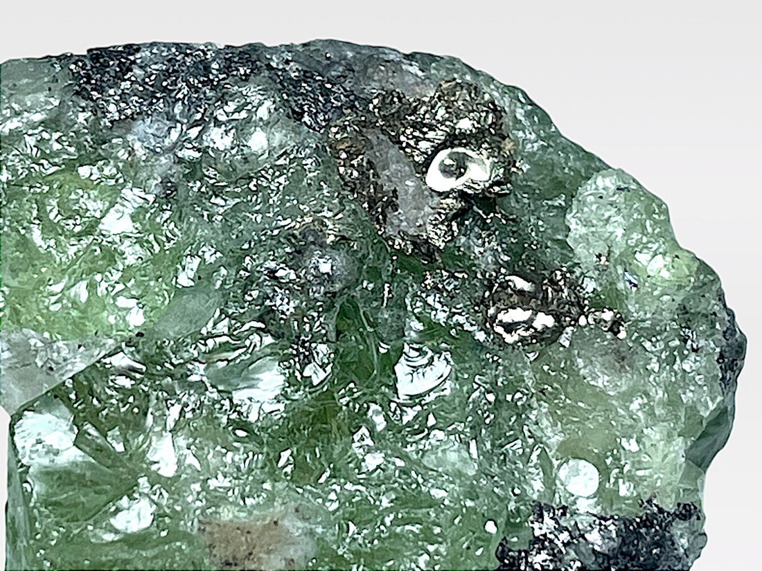 タンザニア産 蛍光ツァボライト ( グリーンガーネット )