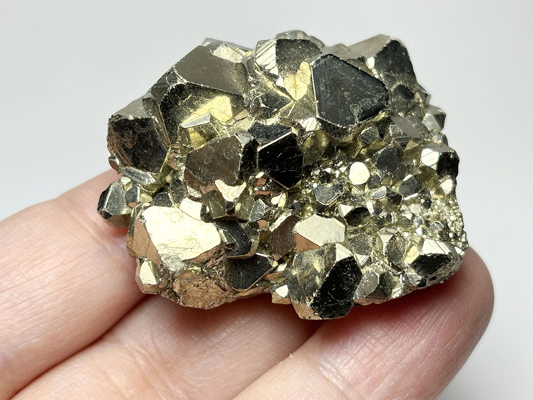 レア形状) ペルー産 八面体パイライト / Octahedral Pyrite