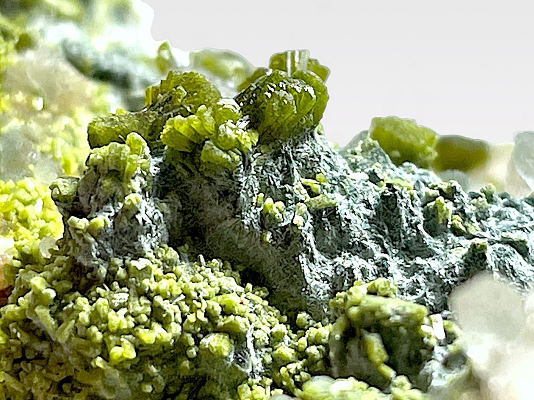 四川省産 エピドート with 水晶 クラスター / Epidote with Quartz