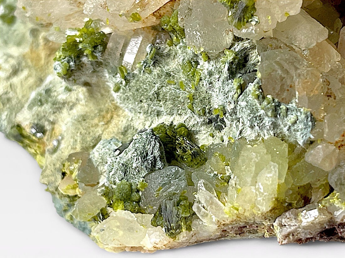 四川省産 エピドート with 水晶 クラスター / Epidote with Quartz
