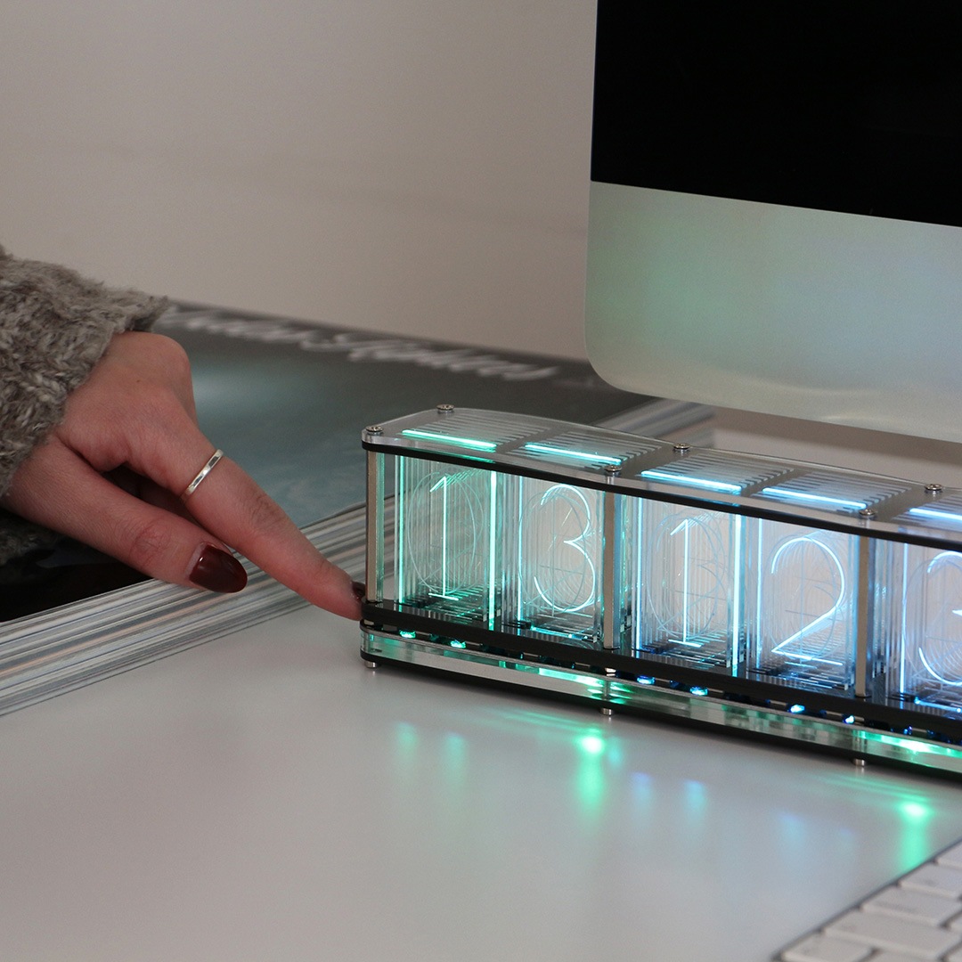 アールジービー チューブ クロック | ニキシー管時計をモチーフにした