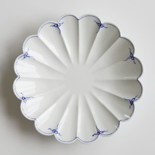 波佐見焼 渕瓔珞（青）菊紋皿 小 ｜ 四季折々のおしゃれな和食器通販