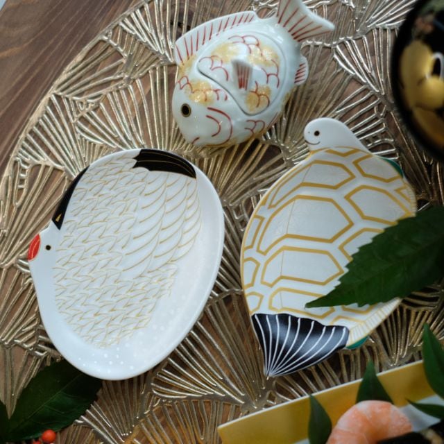 有田焼 錦雪衣金羽根鶴形銘々皿 ｜ 四季折々のおしゃれな和食器通販