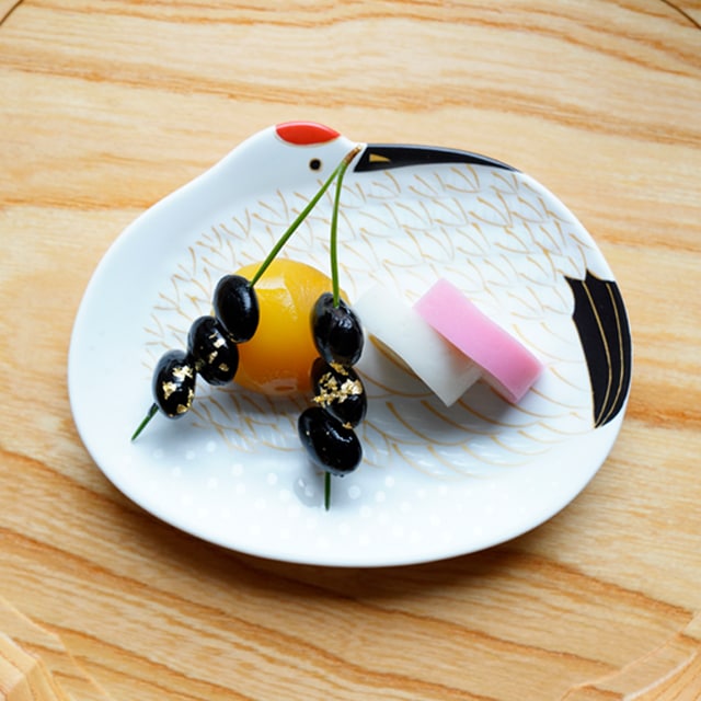 有田焼 錦雪衣金羽根鶴形銘々皿 ｜ 四季折々のおしゃれな和食器通販