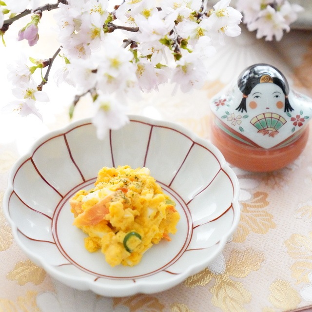 有田焼 手描き線紋 菊割小鉢 赤 ｜ 四季折々のおしゃれな和食器通販