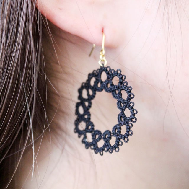 漆レース編みピアス 月 | 衣,アクセサリー | IKUNAS