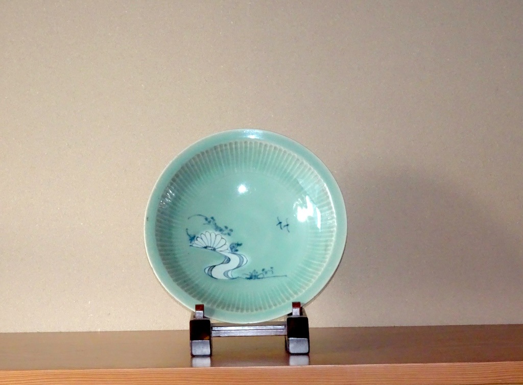 初期伊万里青磁菊流水文皿 | 東洋陶磁 | 冨江洗心堂オンラインショップ