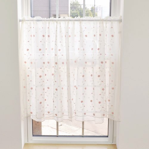 ピンクのバラ柄の刺しゅうレースカフェカーテン（幅145cm×丈45cm
