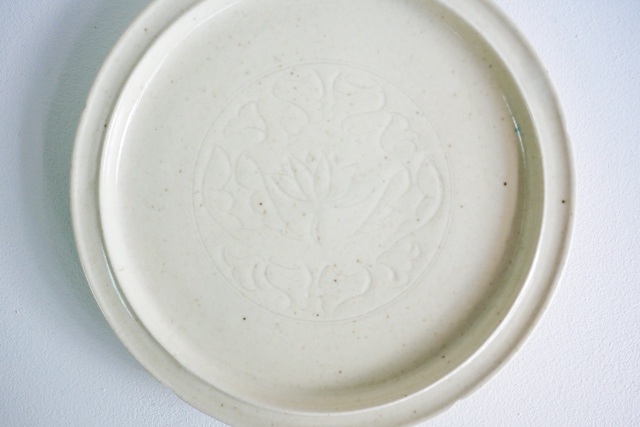 日高伸治 白磁刻花皿7寸 Φ21cm