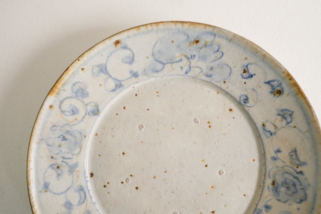 市野吉記 安南手 リム皿 絵付け（花） Φ21.5cm