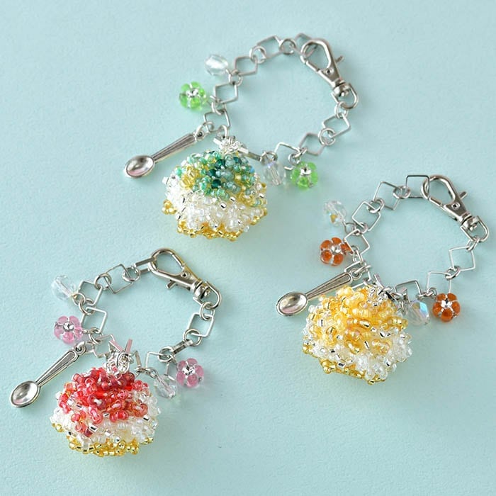 ビーズクロッシェで編むかき氷のバッグチャーム 【作家：ビーズパフェ
