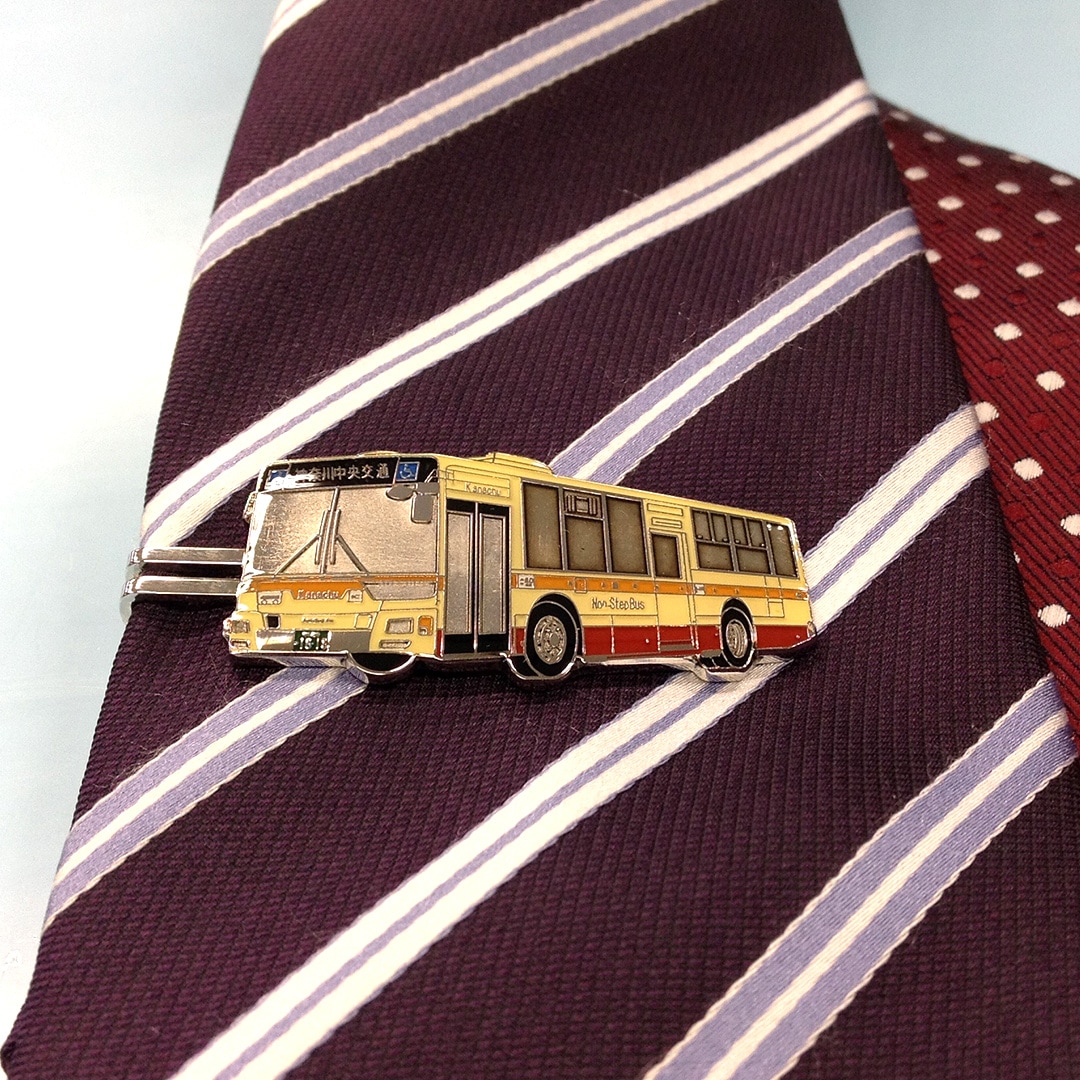 神奈川中央交通〉神奈中バス ネクタイピン（QKG-MP38FK） | 会社名