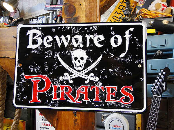 海賊たちに気をつけろ！ ミニブリキ看板 ミニジョーク看板の通販・販売