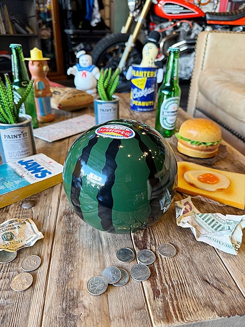 50万円貯まる！ 割らなきゃ出せない スイカ割りバンク 貯金箱の通販