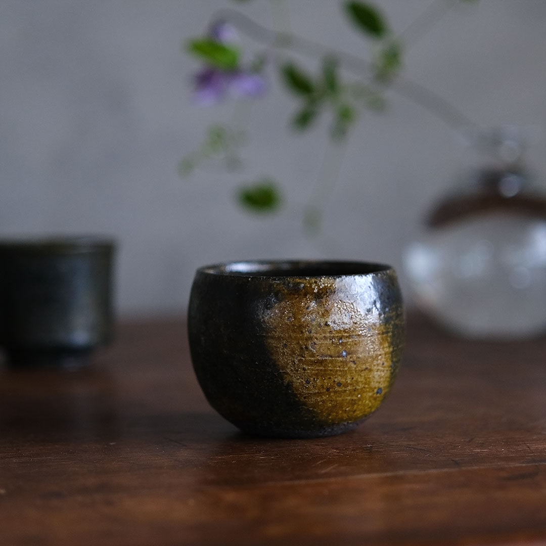 黒唐津 ぐい呑み/一点もの | 唐津焼 雅樂窯 ( うたがま ) | 糸島くらし