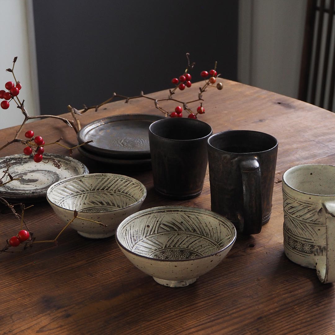 刷毛目/唐津茶碗/中 | 唐津焼 雅樂窯 ( うたがま ) | 糸島くらし×ここ